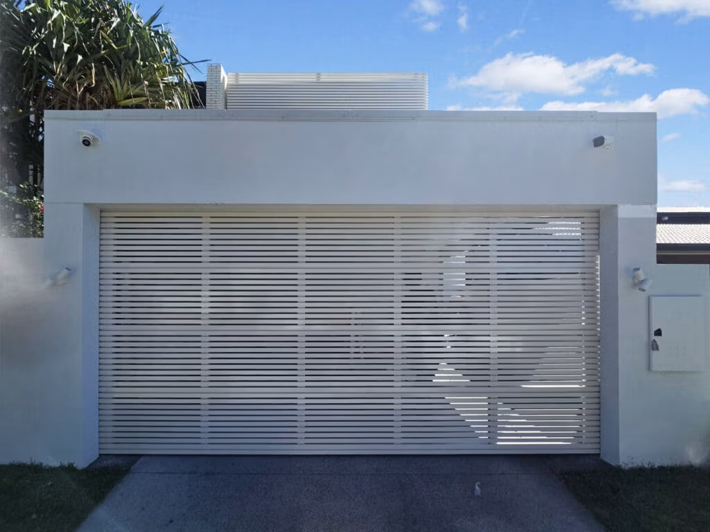 Danmar Horizontal Aluminium Batten Panel in Mother of Pearl Gloss Gliderol Danmar Ali Batten garage door with white aluminium battens for an industrial look. - Gliderol